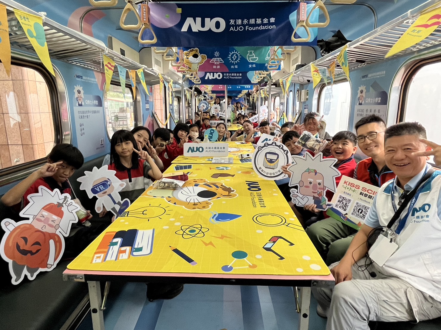 人生就是博永續基金會參與「臺灣科普環島列車」，設計基礎科學車廂課程，以「淨零碳排和永續能源」為主題，讓學生透過創意實驗認識淨零知識，以及思考生活中的減碳行為