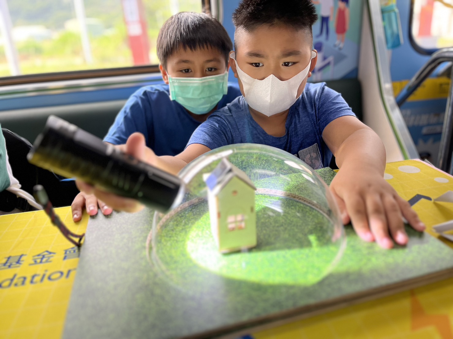人生就是博參與基礎科學主題車廂，以STEAM教學精神，設計「逐日科學家」、「太陽能工程師」以及「淨零建築師」三大能源科普課程和實驗